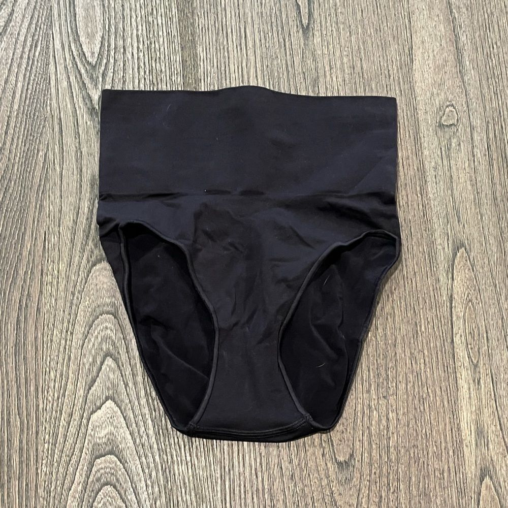 NWOT Skims Core Control Brief - Size S/M